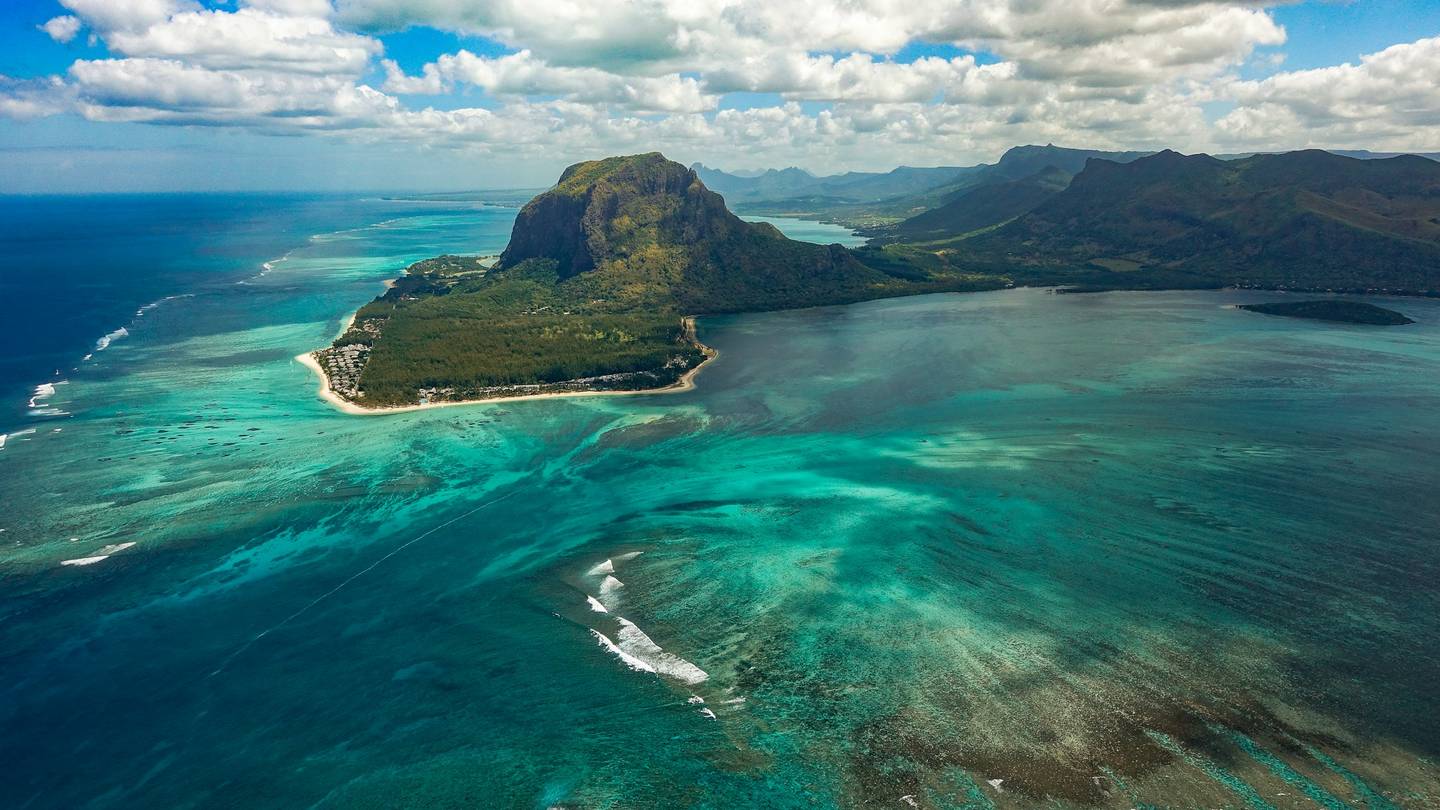 Mauricius z výšky, hora Le Morne a laguna
